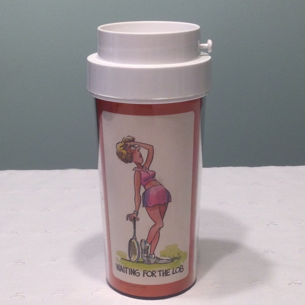 1977 Dart Ind. Lady Tennis Players Novelty Water Cup w/Lid​